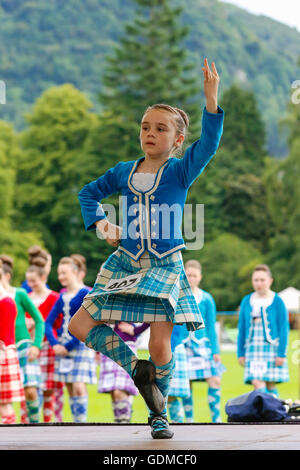 Argyll, UK. 19 Luglio, 2016. In una calda giornata estiva, più di 5000 spettatori si è rivelato per guardare la Inveraray Highland Games con tali concorsi come Junior Highland Dancing e prove di forza tra cui shot putting. Un campo internazionale di concorrenti è venuto da in luoghi lontani come l'America, il Canada e la Polonia e naturalmente la Scozia. Credito: Findlay/Alamy Live News Foto Stock