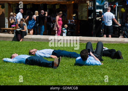 Liverpool. Regno Unito. Il 19 luglio 2016. Imprenditori a prendere il sole in giacca sul il giorno più caldo dell'anno. Credito: Hayley Blackledge/Alamy Live News Foto Stock