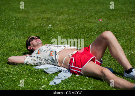 Liverpool. Regno Unito. Il 19 luglio 2016. Un uomo sunbathes su il giorno più caldo dell'anno. Credito: Hayley Blackledge/Alamy Live News Foto Stock