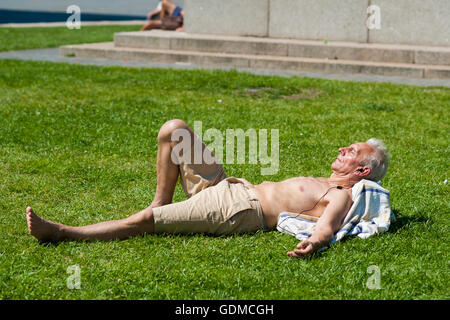 Liverpool, Regno Unito. Il 19 luglio 2016. Un uomo sunbathes su il giorno più caldo dell'anno finora. Credito: Hayley Blackledge/Alamy Live News Foto Stock