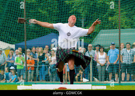 Argyll, UK. 19 Luglio, 2016. In una calda giornata estiva, più di 5000 spettatori si è rivelato per guardare la Inveraray Highland Games con tali concorsi come Junior Highland Dancing e prove di forza tra cui shot putting. Un campo internazionale di concorrenti è venuto da in luoghi lontani come l'America, il Canada e la Polonia e naturalmente la Scozia. Credito: Findlay/Alamy Live News Foto Stock