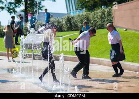 Liverpool, Regno Unito, 19 luglio 2016. La scuola dei bambini che giocano in una fontana di acqua per raffreddare il giorno più caldo dell'anno. Credito: Hayley Blackledge/Alamy Live News Foto Stock