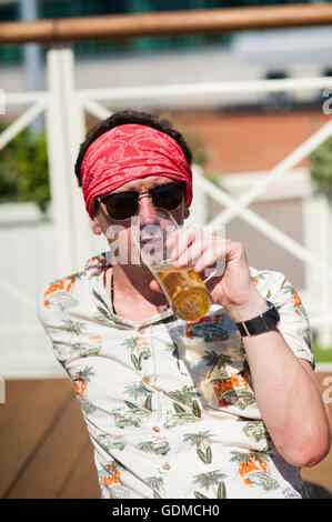 Liverpool, Regno Unito, 19 luglio 2016. Un uomo beve una pinta di birra lager il giorno più caldo dell'anno. Credito: Hayley Blackledge/Alamy Live News Foto Stock