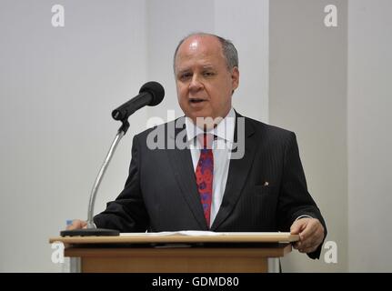 Londra, Regno Unito. 19 Luglio, 2016. Sua Eccellenza Eduardo dos Santos, Ambasciatore del Brasile presso il Regno Unito fa le osservazioni di apertura. TeamGB annunciare il Rugby Sevens (7'S) squadre per la Rio2016 Olimpiadi. Trafalgar square. Londra. Regno Unito. 19/07/2016. Credito: Sport In immagini/Alamy Live News Foto Stock