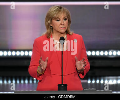 Cleveland, Ohio, USA. 18 Luglio, 2016. Governatore Maria Fallin (repubblicano di Oklahoma), Copresidente, Piattaforma Comitato all'2016 Convention Nazionale Repubblicana tenutasi presso l'dall'Arena Quicken Loans in Cleveland Ohio Lunedì, 18 luglio 2016.Credit: Ron Sachs/CNP. © Ron Sachs/CNP/ZUMA filo/Alamy Live News Foto Stock