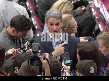 Cleveland, Ohio, USA. 18 Luglio, 2016. Ex Procuratore Generale Ken Cuccinelli (Repubblicano della Virginia) viene intervistato sul pavimento al 2016 Convention Nazionale Repubblicana tenutasi presso l'dall'Arena Quicken Loans in Cleveland Ohio Lunedì, 18 luglio 2016.Credit: Ron Sachs/CNP. © Ron Sachs/CNP/ZUMA filo/Alamy Live News Foto Stock