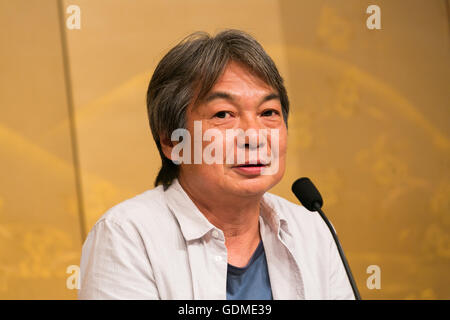 Autore Hiroshi Ogiwara parla durante la 155Naoki Premio e Premio Akutagawa conferenza stampa presso l'Imperial Hotel a luglio 19, 2016 a Tokyo, Giappone. Hiroshi Ogiwara's Umi no Mieru Rihatsuten ha vinto il Premio Naoki che viene dato ad un opera di narrativa popolare, mentre Sayaka Murata ha Ningen Konbini ha vinto il Premio Akutagawa, che viene assegnato al migliore grave storia letteraria. Entrambi i premi sono stati istituiti nel 1935 e sono aggiudicati due volte l'anno. © Rodrigo Reyes Marin/AFLO/Alamy Live News Foto Stock