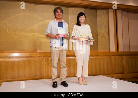 (L a R) autori Hiroshi Ogiwara e Sayaka Murata posa per le telecamere durante la 155Naoki Premio e Premio Akutagawa conferenza stampa presso l'Imperial Hotel a luglio 19, 2016 a Tokyo, Giappone. Hiroshi Ogiwara's Umi no Mieru Rihatsuten ha vinto il Premio Naoki che viene dato ad un opera di narrativa popolare, mentre Sayaka Murata ha Ningen Konbini ha vinto il Premio Akutagawa, che viene assegnato al migliore grave storia letteraria. Entrambi i premi sono stati istituiti nel 1935 e sono aggiudicati due volte l'anno. © Rodrigo Reyes Marin/AFLO/Alamy Live News Foto Stock