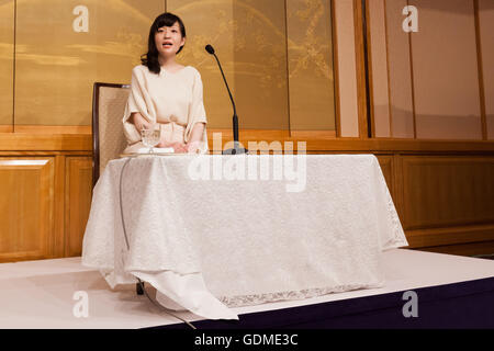 Autore Sayaka Murata parla durante la 155Naoki Premio e Premio Akutagawa conferenza stampa presso l'Imperial Hotel a luglio 19, 2016 a Tokyo, Giappone. Hiroshi Ogiwara's Umi no Mieru Rihatsuten ha vinto il Premio Naoki che viene dato ad un opera di narrativa popolare, mentre Sayaka Murata ha Ningen Konbini ha vinto il Premio Akutagawa, che viene assegnato al migliore grave storia letteraria. Entrambi i premi sono stati istituiti nel 1935 e sono aggiudicati due volte l'anno. © Rodrigo Reyes Marin/AFLO/Alamy Live News Foto Stock