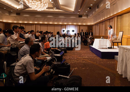 Autore Hiroshi Ogiwara parla durante la 155Naoki Premio e Premio Akutagawa conferenza stampa presso l'Imperial Hotel a luglio 19, 2016 a Tokyo, Giappone. Hiroshi Ogiwara's Umi no Mieru Rihatsuten ha vinto il Premio Naoki che viene dato ad un opera di narrativa popolare, mentre Sayaka Murata ha Ningen Konbini ha vinto il Premio Akutagawa, che viene assegnato al migliore grave storia letteraria. Entrambi i premi sono stati istituiti nel 1935 e sono aggiudicati due volte l'anno. © Rodrigo Reyes Marin/AFLO/Alamy Live News Foto Stock