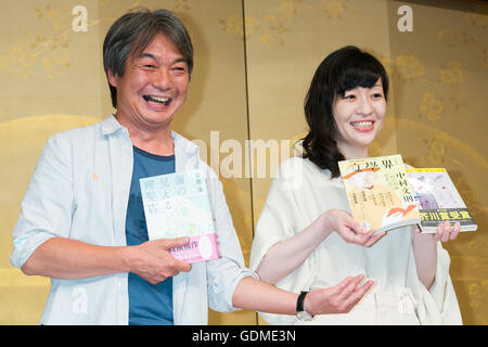 (L a R) autori Hiroshi Ogiwara e Sayaka Murata posa per le telecamere durante la 155Naoki Premio e Premio Akutagawa conferenza stampa presso l'Imperial Hotel a luglio 19, 2016 a Tokyo, Giappone. Hiroshi Ogiwara's Umi no Mieru Rihatsuten ha vinto il Premio Naoki che viene dato ad un opera di narrativa popolare, mentre Sayaka Murata ha Ningen Konbini ha vinto il Premio Akutagawa, che viene assegnato al migliore grave storia letteraria. Entrambi i premi sono stati istituiti nel 1935 e sono aggiudicati due volte l'anno. © Rodrigo Reyes Marin/AFLO/Alamy Live News Foto Stock