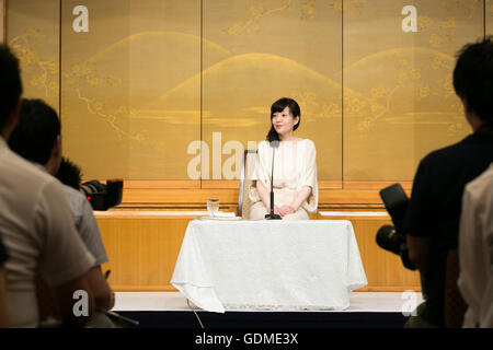 Autore Sayaka Murata parla durante la 155Naoki Premio e Premio Akutagawa conferenza stampa presso l'Imperial Hotel a luglio 19, 2016 a Tokyo, Giappone. Hiroshi Ogiwara's Umi no Mieru Rihatsuten ha vinto il Premio Naoki che viene dato ad un opera di narrativa popolare, mentre Sayaka Murata ha Ningen Konbini ha vinto il Premio Akutagawa, che viene assegnato al migliore grave storia letteraria. Entrambi i premi sono stati istituiti nel 1935 e sono aggiudicati due volte l'anno. © Rodrigo Reyes Marin/AFLO/Alamy Live News Foto Stock