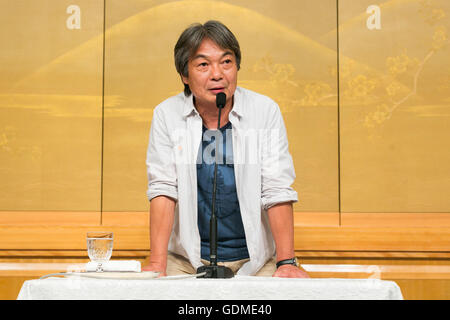 Autore Hiroshi Ogiwara parla durante la 155Naoki Premio e Premio Akutagawa conferenza stampa presso l'Imperial Hotel a luglio 19, 2016 a Tokyo, Giappone. Hiroshi Ogiwara's Umi no Mieru Rihatsuten ha vinto il Premio Naoki che viene dato ad un opera di narrativa popolare, mentre Sayaka Murata ha Ningen Konbini ha vinto il Premio Akutagawa, che viene assegnato al migliore grave storia letteraria. Entrambi i premi sono stati istituiti nel 1935 e sono aggiudicati due volte l'anno. © Rodrigo Reyes Marin/AFLO/Alamy Live News Foto Stock