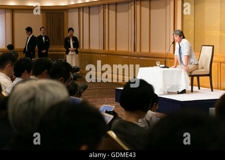 Autore Hiroshi Ogiwara parla durante la 155Naoki Premio e Premio Akutagawa conferenza stampa presso l'Imperial Hotel a luglio 19, 2016 a Tokyo, Giappone. Hiroshi Ogiwara's Umi no Mieru Rihatsuten ha vinto il Premio Naoki che viene dato ad un opera di narrativa popolare, mentre Sayaka Murata ha Ningen Konbini ha vinto il Premio Akutagawa, che viene assegnato al migliore grave storia letteraria. Entrambi i premi sono stati istituiti nel 1935 e sono aggiudicati due volte l'anno. © Rodrigo Reyes Marin/AFLO/Alamy Live News Foto Stock