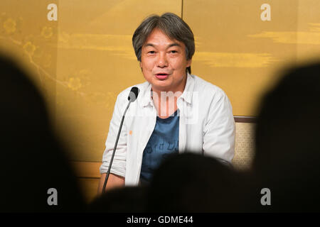 Autore Hiroshi Ogiwara parla durante la 155Naoki Premio e Premio Akutagawa conferenza stampa presso l'Imperial Hotel a luglio 19, 2016 a Tokyo, Giappone. Hiroshi Ogiwara's Umi no Mieru Rihatsuten ha vinto il Premio Naoki che viene dato ad un opera di narrativa popolare, mentre Sayaka Murata ha Ningen Konbini ha vinto il Premio Akutagawa, che viene assegnato al migliore grave storia letteraria. Entrambi i premi sono stati istituiti nel 1935 e sono aggiudicati due volte l'anno. © Rodrigo Reyes Marin/AFLO/Alamy Live News Foto Stock