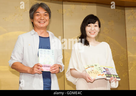(L a R) autori Hiroshi Ogiwara e Sayaka Murata posa per le telecamere durante la 155Naoki Premio e Premio Akutagawa conferenza stampa presso l'Imperial Hotel a luglio 19, 2016 a Tokyo, Giappone. Hiroshi Ogiwara's Umi no Mieru Rihatsuten ha vinto il Premio Naoki che viene dato ad un opera di narrativa popolare, mentre Sayaka Murata ha Ningen Konbini ha vinto il Premio Akutagawa, che viene assegnato al migliore grave storia letteraria. Entrambi i premi sono stati istituiti nel 1935 e sono aggiudicati due volte l'anno. © Rodrigo Reyes Marin/AFLO/Alamy Live News Foto Stock
