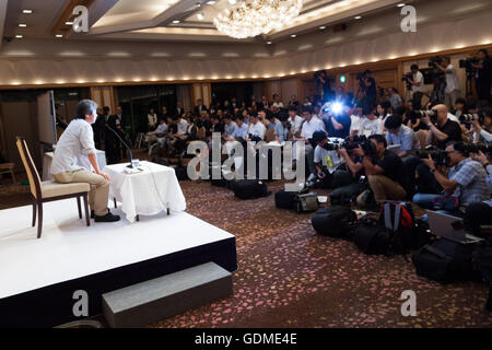 Autore Hiroshi Ogiwara parla durante la 155Naoki Premio e Premio Akutagawa conferenza stampa presso l'Imperial Hotel a luglio 19, 2016 a Tokyo, Giappone. Hiroshi Ogiwara's Umi no Mieru Rihatsuten ha vinto il Premio Naoki che viene dato ad un opera di narrativa popolare, mentre Sayaka Murata ha Ningen Konbini ha vinto il Premio Akutagawa, che viene assegnato al migliore grave storia letteraria. Entrambi i premi sono stati istituiti nel 1935 e sono aggiudicati due volte l'anno. © Rodrigo Reyes Marin/AFLO/Alamy Live News Foto Stock