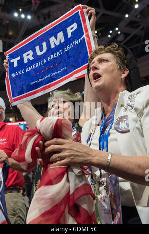 Cleveland, Ohio, USA. 19 Luglio, 2016. New York delegati celebrare la nomina di Donald Trump durante la seconda giornata della Convention Nazionale Repubblicana Luglio 19, 2016 a Cleveland, Ohio. I delegati nominati formalmente Trump per presidente dopo un stato per stato roll call. Credito: Planetpix/Alamy Live News Foto Stock