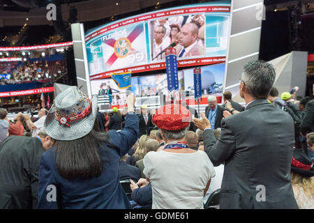 I delegati celebrare la nomina di Donald Trump durante la seconda giornata della Convention Nazionale Repubblicana Luglio 19, 2016 a Cleveland, Ohio. I delegati nominati formalmente Trump per presidente dopo un stato per stato roll call. Foto Stock