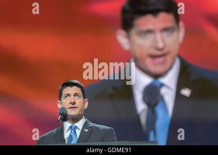 Altoparlante Paolo Ryan conduce la sessione di pavimento di nominare Donald Trump prima che il rotolo chiamata durante la seconda giornata della Convention Nazionale Repubblicana Luglio 19, 2016 a Cleveland, Ohio. I delegati nominati formalmente Trump per presidente dopo un stato per stato roll call. Foto Stock