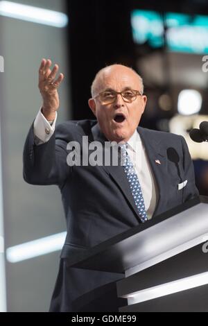 L'ex sindaco di New York Rudy Giuliani affronta i delegati durante il primo giorno della Convention Nazionale Repubblicana a Quicken prestiti Centro luglio 18, 2016 a Cleveland, Ohio. Foto Stock