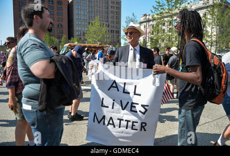 Cleveland, USA. 19 Luglio, 2016. Manifestanti parlare l uno con l altro durante un rally al di fuori della Convention Nazionale Repubblicana in Cleveland, Ohio, Stati Uniti, 19 luglio 2016. Credito: Bao Dandan/Xinhua/Alamy Live News Foto Stock