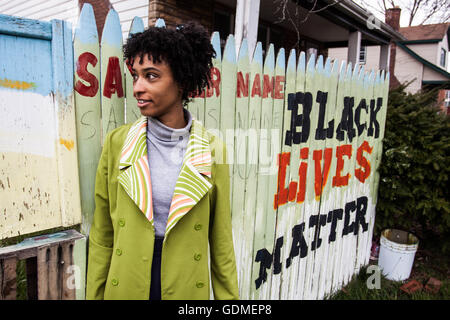 Detroit, Michigan, Stati Uniti d'America. 6 febbraio, 2015. Ritratto di una donna al progetto di spazio per quanto riguarda 'nero vive questione' a Detroit. © David Tesinsky/ZUMA filo/Alamy Live News Foto Stock