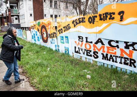 Detroit, Michigan, Stati Uniti d'America. 6 febbraio, 2015. La donna che si prende cura di un progetto "donne nere di vita importa' e 'nero vive questione' a Detroit. © David Tesinsky/ZUMA filo/Alamy Live News Foto Stock