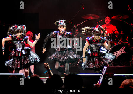 Columbus, Ohio, Stati Uniti d'America. 18 Luglio, 2016. Judas Priest cantante Rob Halford e BABYMETAL eseguire insieme in alternativa premere awards in Columbus, Oh sulla luglio 18, 2016 Credit: Matt Ellis/Alamy Live News Foto Stock