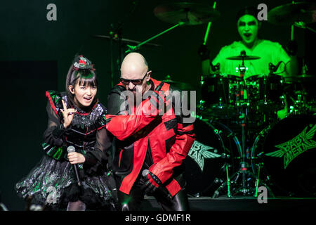 Columbus, Ohio, Stati Uniti d'America. 18 Luglio, 2016. Judas Priest cantante Rob Halford e BABYMETAL eseguire insieme in alternativa premere awards in Columbus, Oh sulla luglio 18, 2016 Credit: Matt Ellis/Alamy Live News Foto Stock