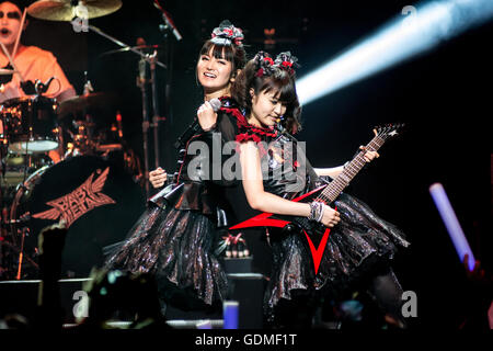 Columbus, Ohio, Stati Uniti d'America. 18 Luglio, 2016. Judas Priest cantante Rob Halford e BABYMETAL eseguire insieme in alternativa premere awards in Columbus, Oh sulla luglio 18, 2016 Credit: Matt Ellis/Alamy Live News Foto Stock