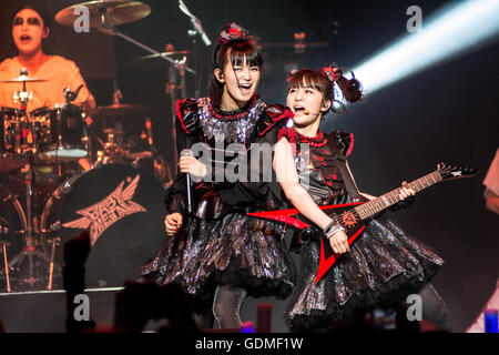 Columbus, Ohio, Stati Uniti d'America. 18 Luglio, 2016. Judas Priest cantante Rob Halford e BABYMETAL eseguire insieme in alternativa premere awards in Columbus, Oh sulla luglio 18, 2016 Credit: Matt Ellis/Alamy Live News Foto Stock