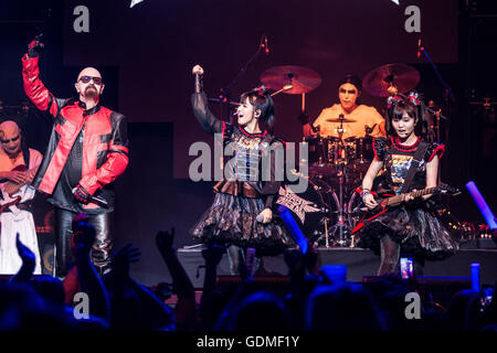 Columbus, Ohio, Stati Uniti d'America. 18 Luglio, 2016. Judas Priest cantante Rob Halford e BABYMETAL eseguire insieme in alternativa premere awards in Columbus, Oh sulla luglio 18, 2016 Credit: Matt Ellis/Alamy Live News Foto Stock