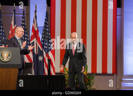 Sydney, Australia. Il 20 luglio, 2016. Stati Uniti Vice presidente Joe Biden (R) passeggiate sul palco per consegnare un discorso a Sydney in Australia, 20 luglio 2016. L Australia è la chiave per il nucleo degli Stati Uniti' Asia-Pacifico perno come ciascun paese ha il retro, visitando U.S. Vice presidente Joe Biden ha detto come egli termina la sua visita qui il mercoledì. Credito: Hongye Zhu/Xinhua/Alamy Live News Foto Stock