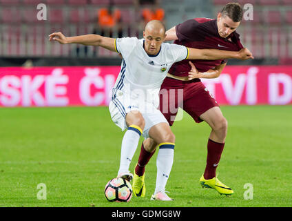 Praga, Repubblica Ceca. 19 Luglio, 2016. Aatif Chahechouhe del Fenerbahce, sinistra e Ondrej Zahustel di Sparta in azione durante una amichevole partita di calcio tra AC Sparta Praha vs Fenerbahce Istanbul, a Praga Repubblica Ceca, luglio 19, 2016. © Vit Simanek/ Foto Stock