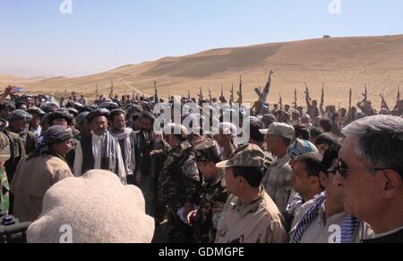 Aybak, Afghanistan. 19 Luglio, 2016. Combattenti talebani assistere ad una cerimonia di consegna in Dara-e-Suf Payan distretto della provincia di Samangan, Afghanistan, luglio 19, 2016. Un totale di 260 militanti talebani ha rinunciato a combattimenti nel nord della provincia di Samangan e consegnato le armi alle autorità locali il Martedì, provinciale capo di polizia Mohammad Baqir Masoud detto. Credito: Sahil/Xinhua/Alamy Live News Foto Stock