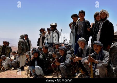 Aybak, Afghanistan. 19 Luglio, 2016. Combattenti talebani assistere ad una cerimonia di consegna in Dara-e-Suf Payan distretto della provincia di Samangan, Afghanistan, luglio 19, 2016. Un totale di 260 militanti talebani ha rinunciato a combattimenti nel nord della provincia di Samangan e consegnato le armi alle autorità locali il Martedì, provinciale capo di polizia Mohammad Baqir Masoud detto. Credito: Yaqoub Azorda/Xinhua/Alamy Live News Foto Stock