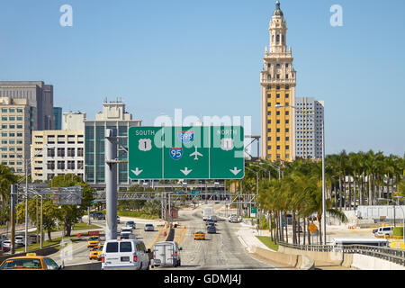 Il traffico al Freedom Tower e il centro cittadino di Miami dal porto Boulevard. Foto Stock