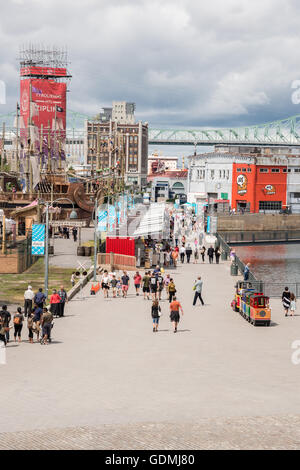 Attrazioni estive e negozi a Montreal Vecchia porta, Canada, 2016 Foto Stock