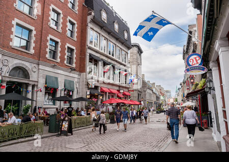 Montreal, CA - 29 Giugno 2016: St Paul street in estate, la Vecchia Montreal Foto Stock