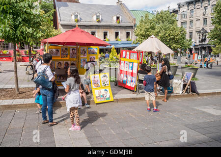Gli artisti di strada sono souvenir di disegno caricature di turisti su Jacques Cartier square nella vecchia Montreal, Canada Foto Stock