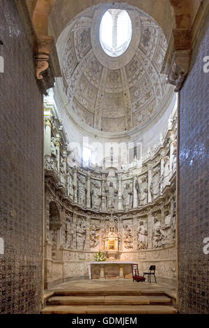 Altare, vecchia cattedrale (Sé Velha) nella vecchia città di Coimbra Coimbra, Distretto di Coimbra, Portogallo, Europa, viaggi Foto Stock