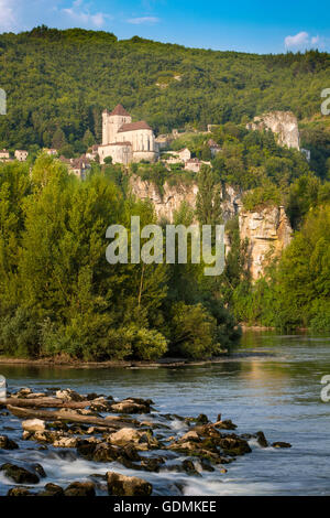 La mattina presto oltre il fiume Lot e la città medievale di Saint-Cirq-Lapopie, Midi-Pirenei, Francia Foto Stock