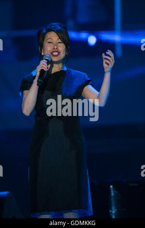 Kim Thuy esegue a St-Jean mostra sulle pianure di Abramo in Quebec City durante la Fête nationale du Québec, Giovedì 23 Giugno, 2016. Foto Stock