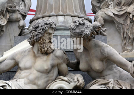 Dettaglio della fontana Pallas-Athene nella parte anteriore del parlamento austriaco, Vienna, Austria Foto Stock