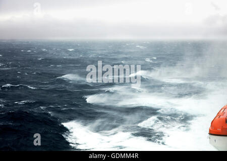 Le imbarcazioni di salvataggio su una nave in forza uragano si snoda a metà Oceano Atlantico Foto Stock