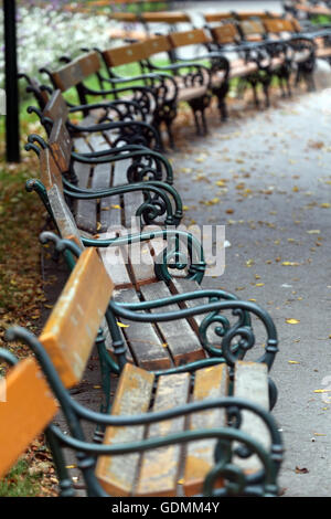 Vecchie panchine in un parco pubblico in a Vienna, in Austria il 10 ottobre 2014. Foto Stock