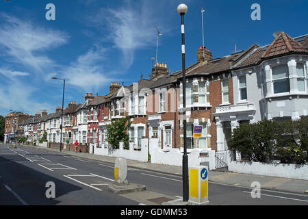 Xix secolo case a schiera con finestre a bovindo in Lillie Road, Fulham, Londra, Inghilterra Foto Stock