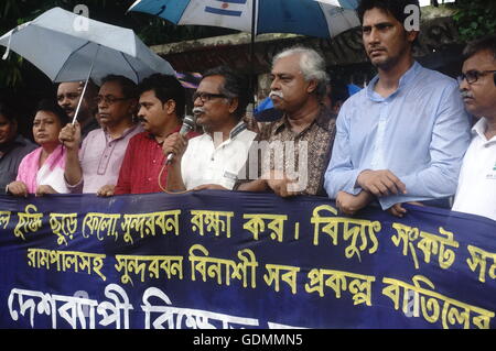 Dacca in Bangladesh. 18 Luglio, 2016. Il Comitato nazionale per proteggere Oil-Gas-Risorse Naturali chiede una protesta contro la Rampal impianto di alimentazione nella parte anteriore del Club della stampa. I governi del Bangladesh cantare un accordo con la compagnia indiana per la Rampal pianta di potere che molto dannosi per la foresta di Sundarban). © Md Mehedi Hasan/Pacific Press/Alamy Live News Foto Stock