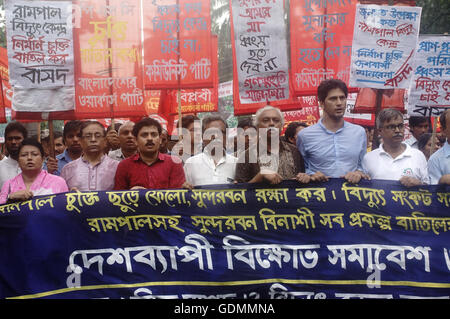 Dacca in Bangladesh. 18 Luglio, 2016. Il Comitato nazionale per proteggere Oil-Gas-Risorse Naturali chiede una protesta contro la Rampal impianto di alimentazione nella parte anteriore del Club della stampa. I governi del Bangladesh cantare un accordo con la compagnia indiana per la Rampal pianta di potere che molto dannosi per la foresta di Sundarban). © Md Mehedi Hasan/Pacific Press/Alamy Live News Foto Stock